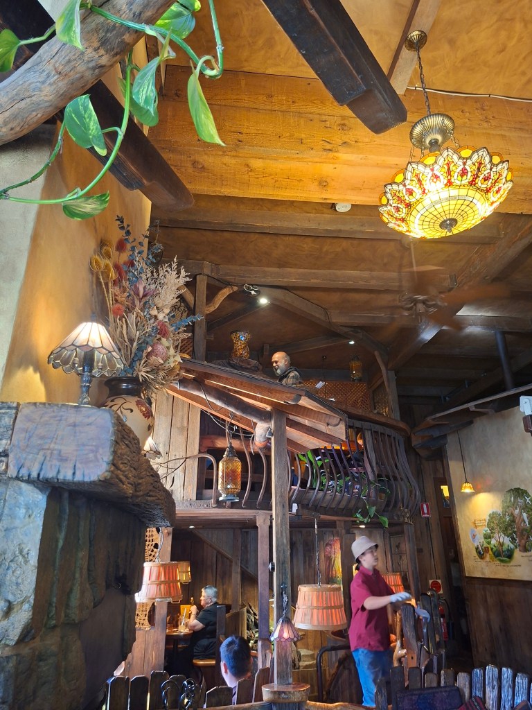 Interijer restorana kao hobitski Shire.